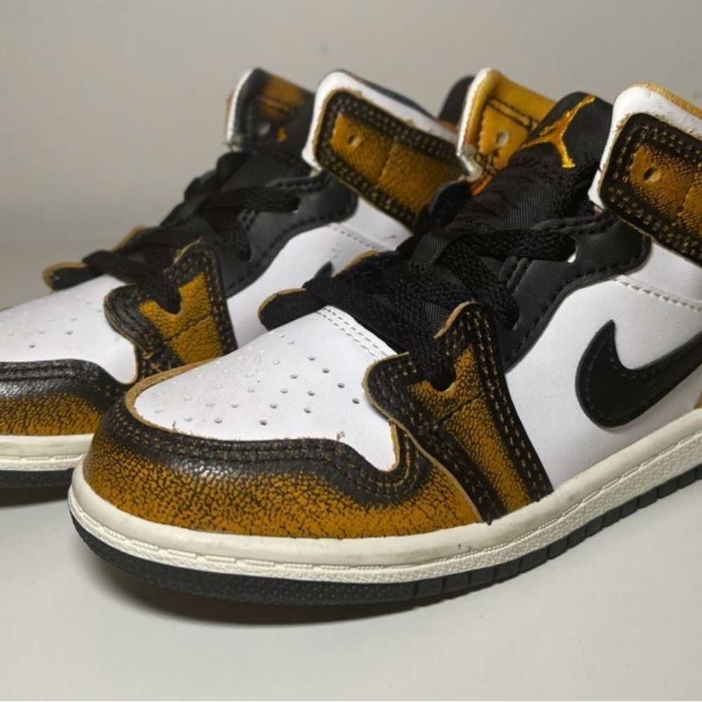 Nike Kids White, Black & Gold Low-Top Sneakers